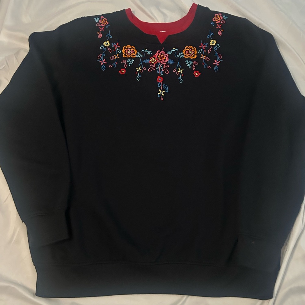 Women’s C & K Designs Floral Embroidered Sweatshirt Black Red L